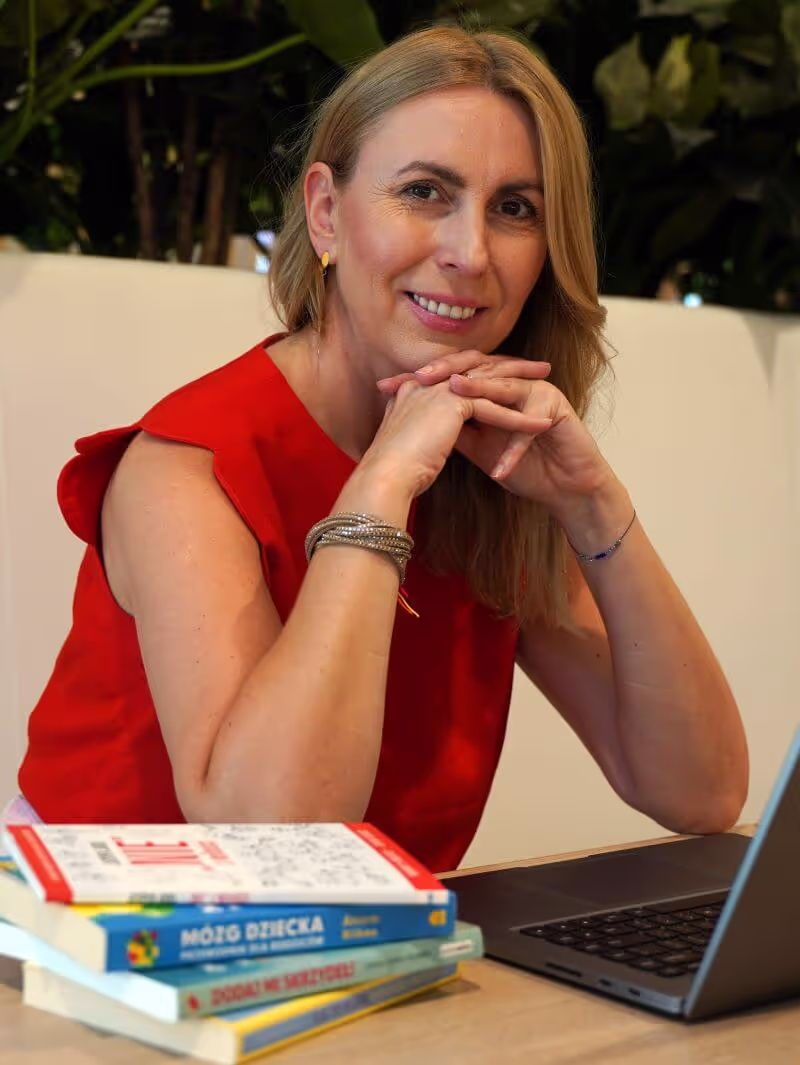 Monika Molka Trener TUS siedząc przy biurku